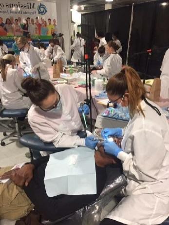 ODU牙科卫生专业的学生为病人提供免费护理