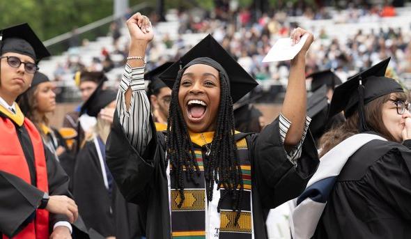 A graduate celebrates during Old Dominion University’s undergraduate 毕业典礼 exercise Saturday, 5月4日, 2024.