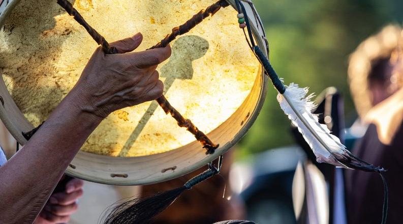 印第安人在灵性歌唱时的神圣鼓