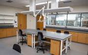 仪表 teaching labs have glass hoods that allow in