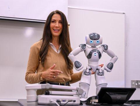 海伦·克朗普顿抱着机器人