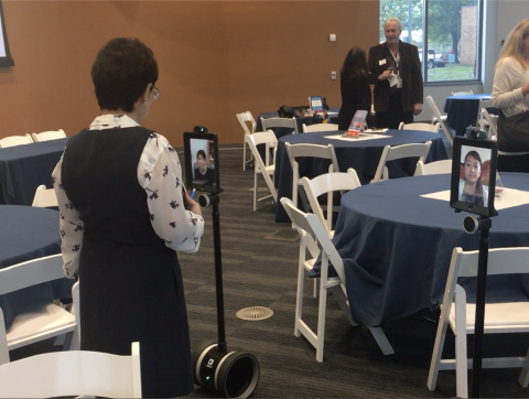 学生使用移动远程呈现机器人进行虚拟会议.