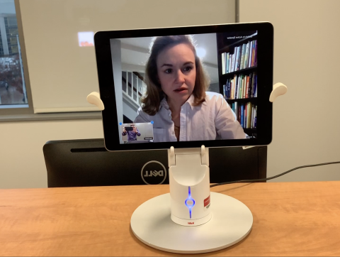 使用桌面远程呈现机器人进行虚拟会议.