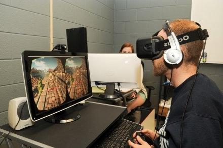 学生使用虚拟现实耳机